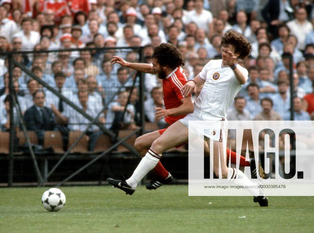 Peter Withe Aston Villa Re Im Duell Mit Paul Breitner Bayern