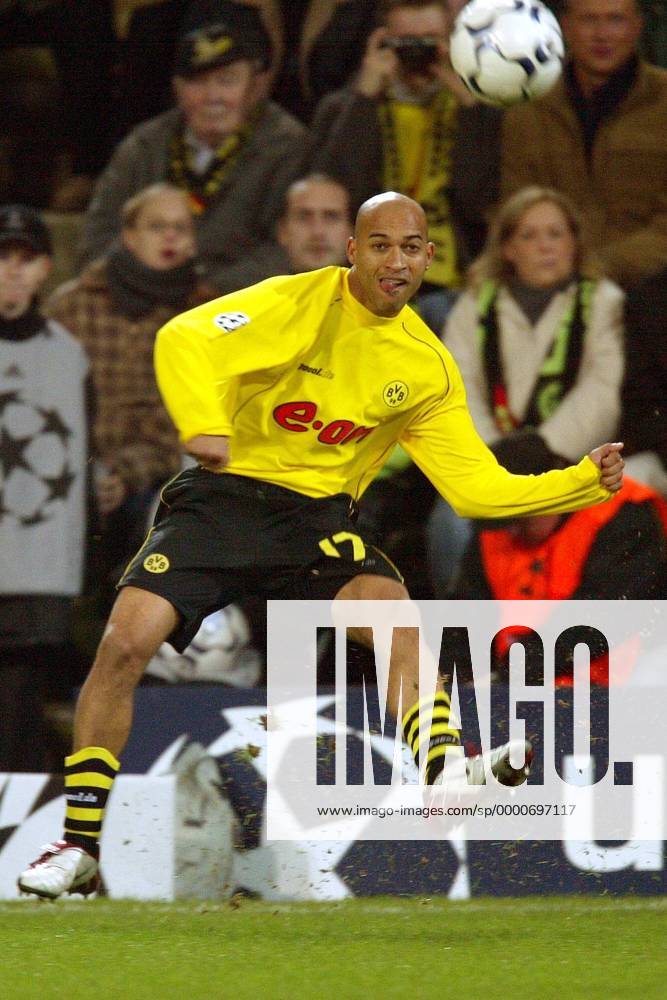 Leonardo Dede BVB am Ball Fußball EC 1 Herren Champions League 2002