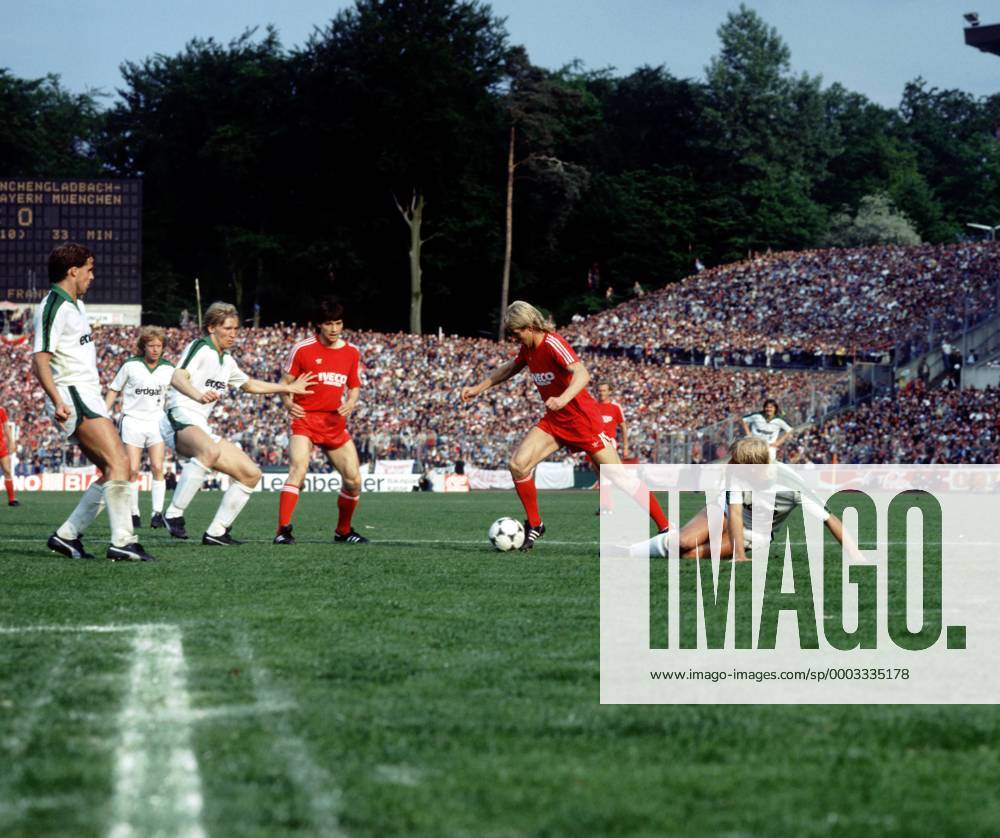 Norbert Nachtweih Bayern Mitte Am Ball Daneben Hans G Nter Bruns