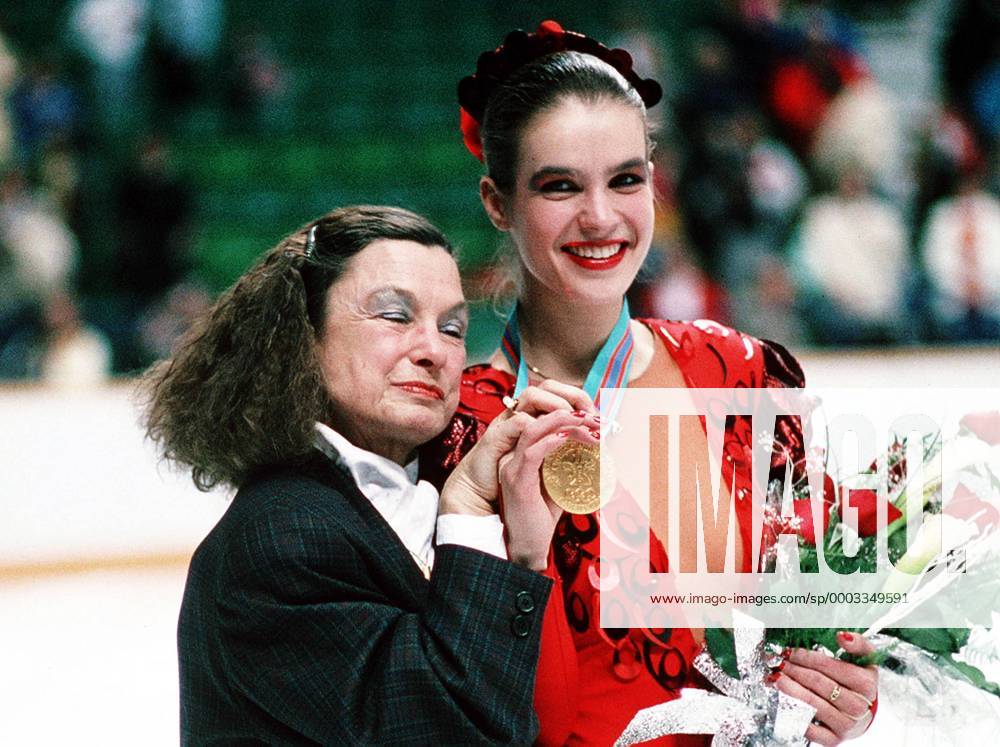 Katarina Witt Re Posiert Nach Ihrem Olympiasieg 1988 In Calgary Mit