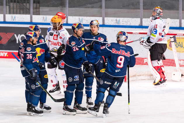 Yannic Seidenberg EHC Red Bull Muenchen Ethan Prow EHC Red Bull