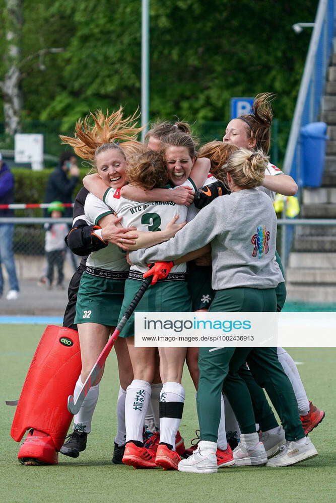 Players of HTC Uhlenhorst Mülheim cheering after the final whistle