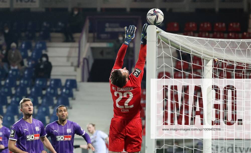 v li Philipp Kühn VfL Osnabrück saves a free kick 25 01 2022