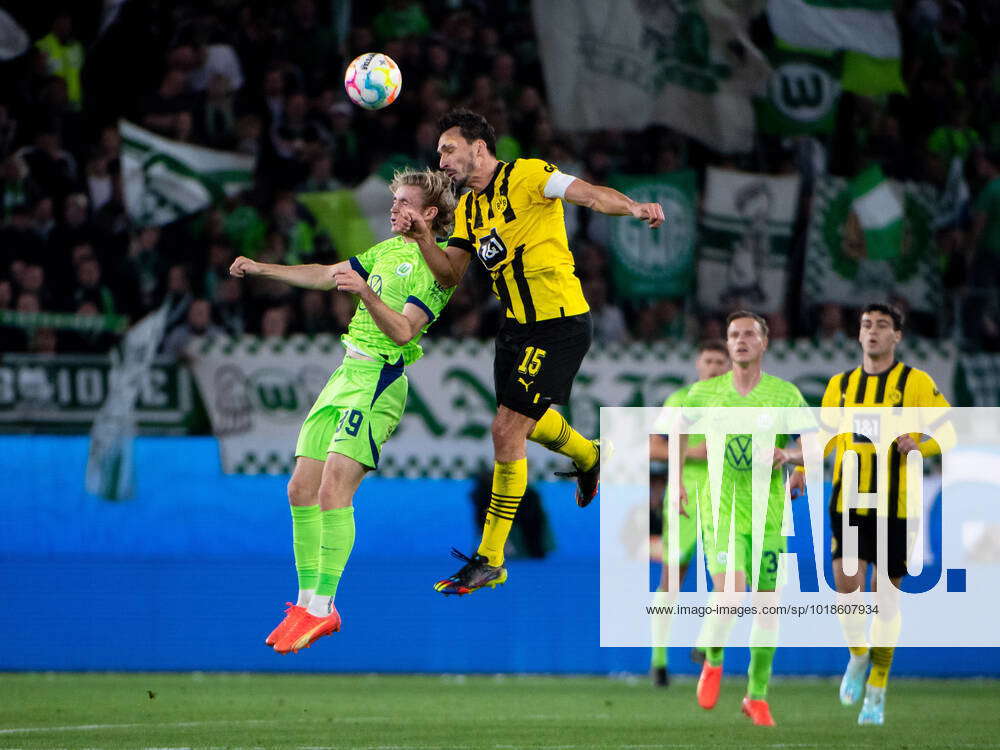 Patrick Wimmer Vfl Wolfsburg Im Zweikampf Mit Mats Hummels