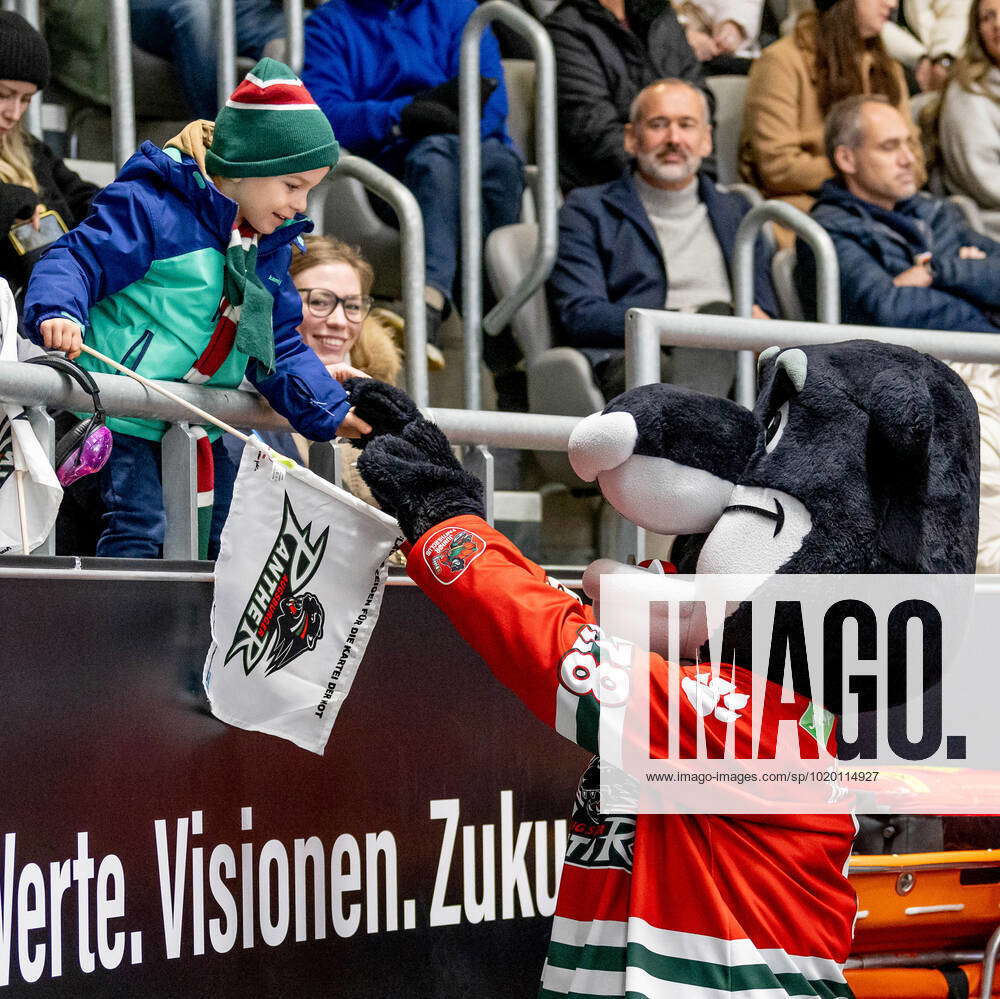 Maskottchen Datschi Begruesst Einen Kleinen Fan Mit Panther Fahne