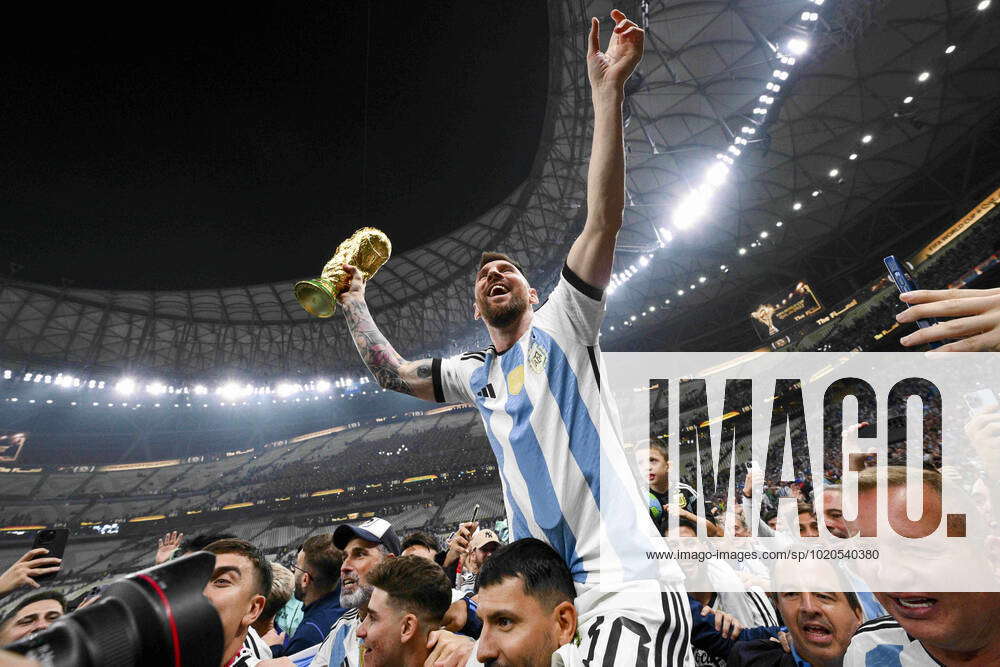 Joie Messi Lionel Arg Soulevant Le Trophee De La Coupe Du Monde Et