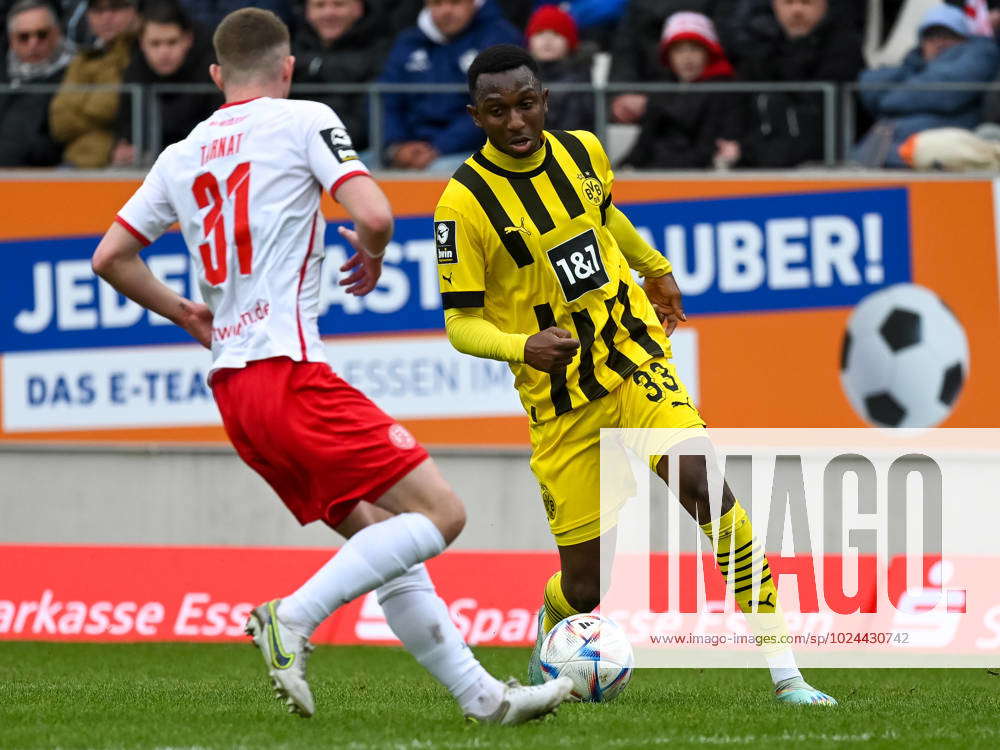 Moses Otuali Bvb U Vs Niklas Tarnat Rot Weiss Essen Rot Weiss