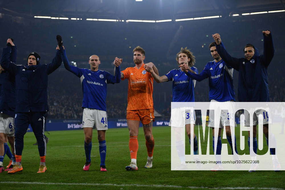 Schalke Players Celebrate The Draw From Left Goalkeeper Alexander