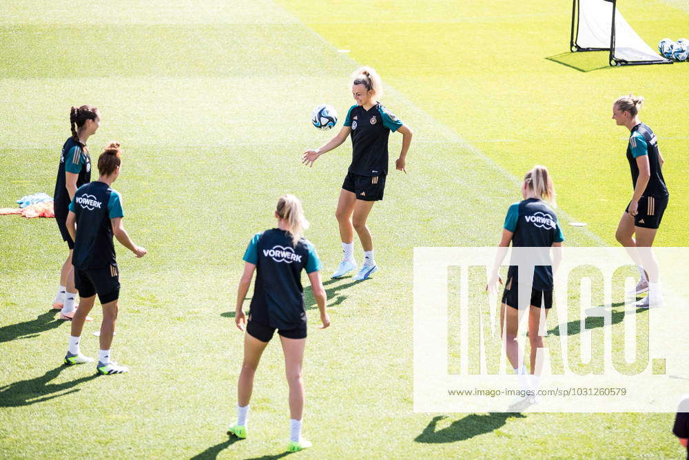 Training Session Dfb Women Aufwaremen In The Circle Sara