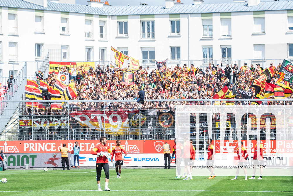 Echauffement Des Joueurs Du RC Lens Devant Les Supporters Du RC Lens