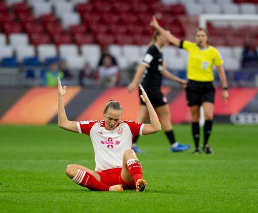 Magdalena Eriksson Fc Bayern Muenchen Frauen Is Brought Down By