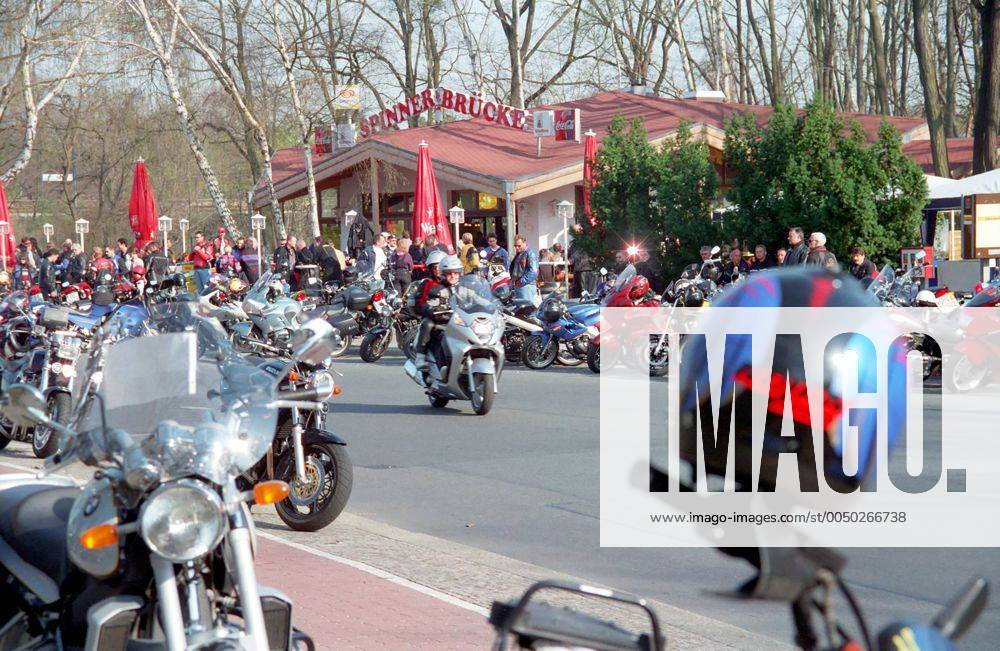 Motorr Der Parken Vor Dem Beliebten Motorradtreff Spinnerbr Cke An Der