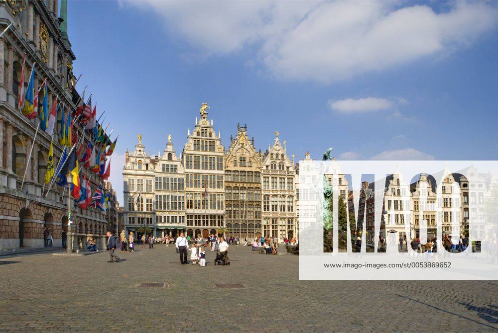 Gildehäuser und Brabobrunnen mit dem Rathaus auf dem Grote Markt