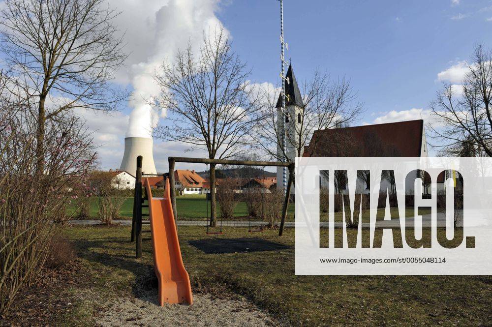 Kernkraftwerk Isar Mit Kinderspielplatz Und Dorfkirche In Unterahrain