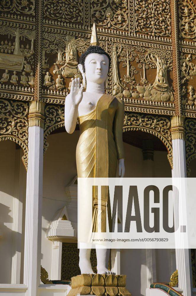 Buddhastatue Vor Dem Tempel Wat That Luang Neua Vientiane Laos