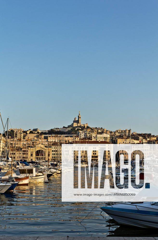 Der Alte Hafen Vieux Port Mit Basilika Notre Dame De La Garde In Der