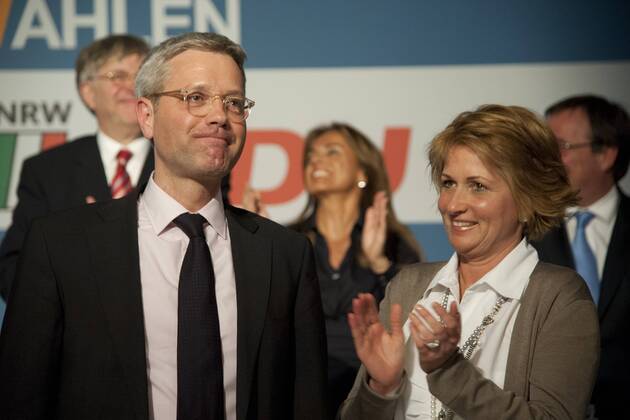 Spitzenkandidat Norbert R Ttgen Nach Seiner Rede Mit Ehefrau Ebba