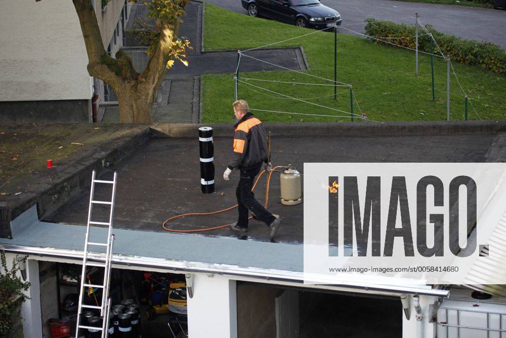 Handwerker Beim Verlegen Einer Dachpappe Auf Einer Garage Deutschland