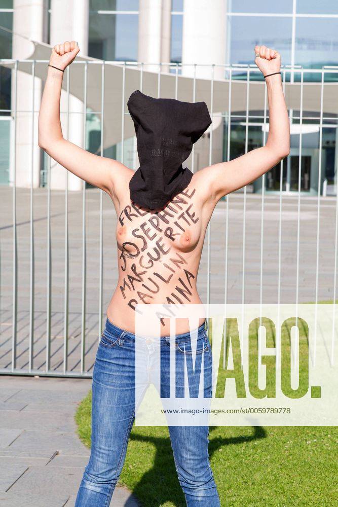 FEMEN Aktivistinnen Protestieren Vor Dem Bundeskanzleramt In Berlin