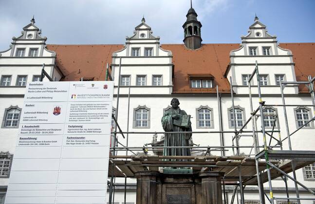 Denkmal Des Reformators Martin Luther Auf Dem Marktplatz In