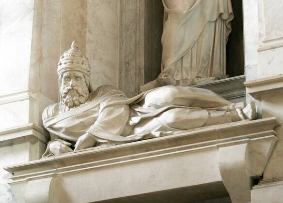 Statue am Grabmal für Papst Julius II in der Basilika San Pietro in