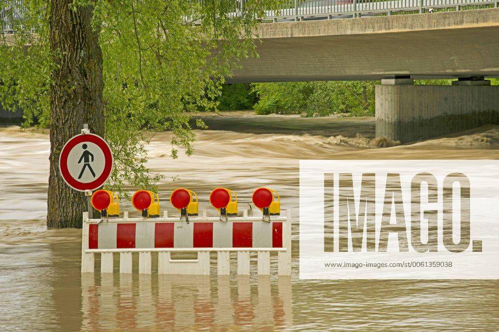 Hochwasser Der Iller Ein Donauzufluss Bei Ulm Absperrung Im Wasser