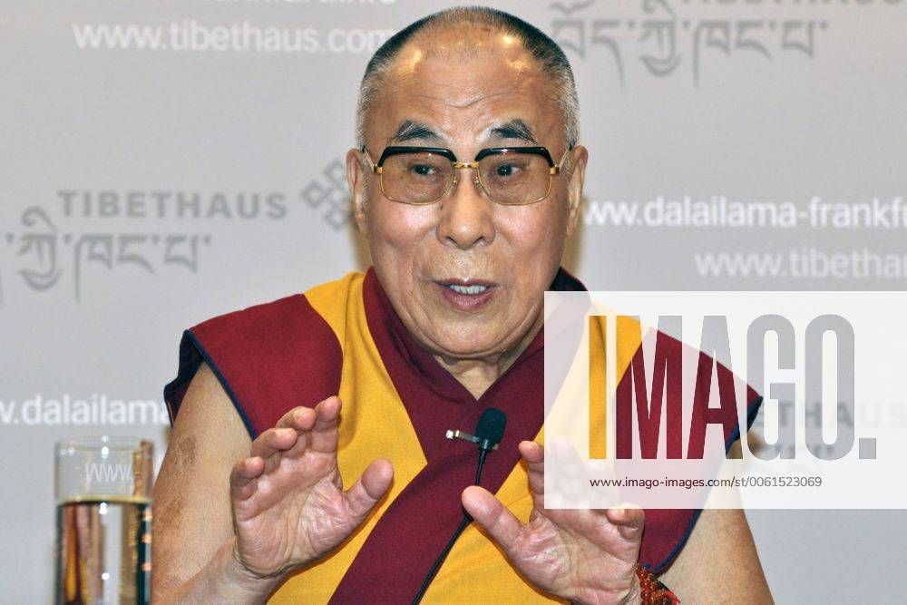 Der Dalai Lama Bei Einer Pressekonferenz Im Kulturinstitut Tibethaus