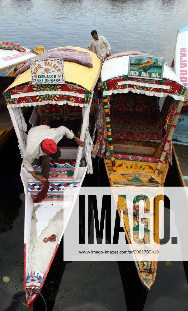 The Shikara Walas Boatmen Wait For The Tourists On Thier Boats In