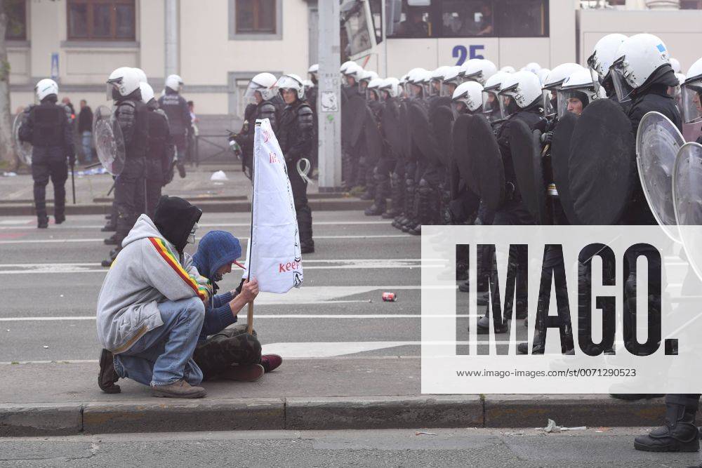 Ausschreitungen bei Gewerkschafts Demo in Brüssel Riot police and