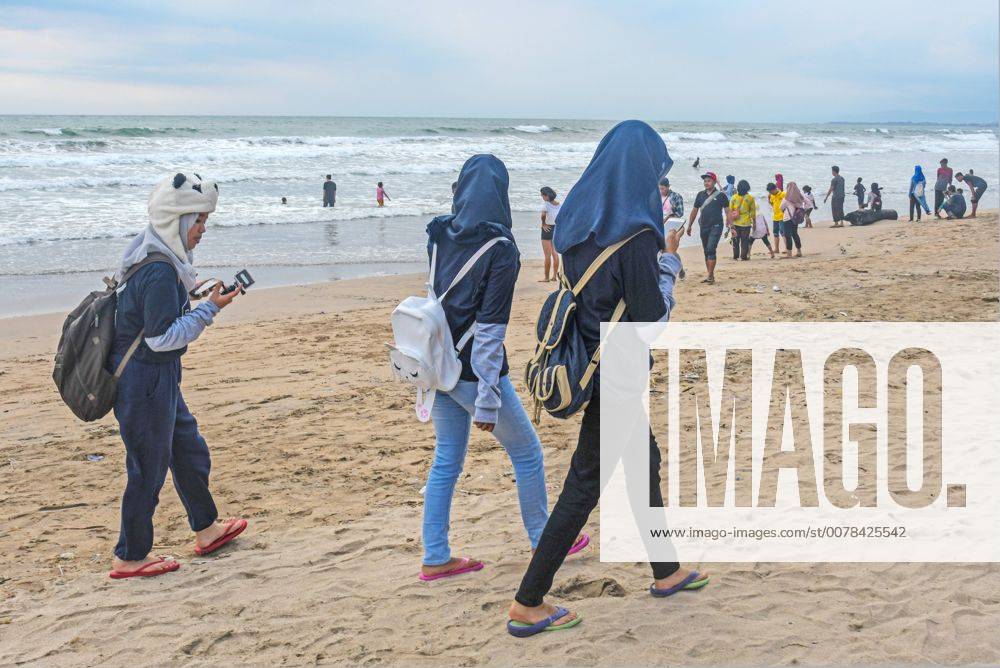 Buntes Treiben Am Strand In Kuta Bali Indonesien Junge Leute Aus