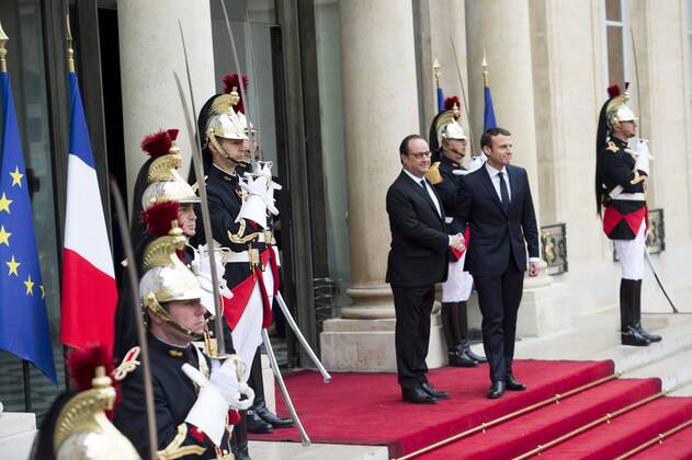 Emmanuel Macron President Elu Francois Hollande President De La