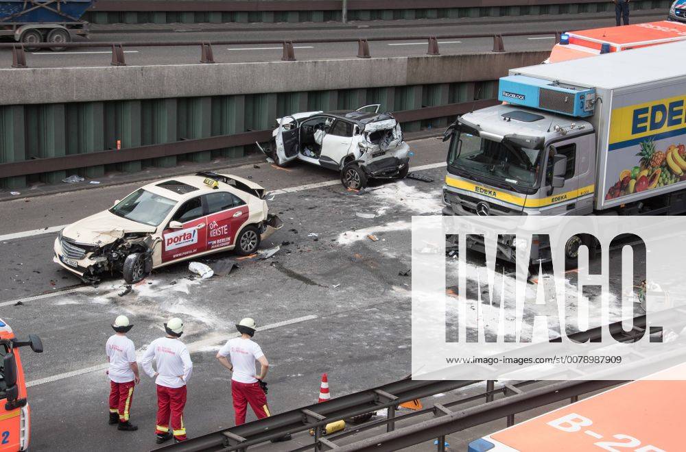 Berlin Schwerer Verkehrsunfall Auf Der A Richtung Sued In