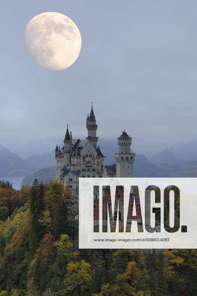 Schloss Neuschwanstein mit Mond Schwangau Ostallgäu Allgäu Schwaben