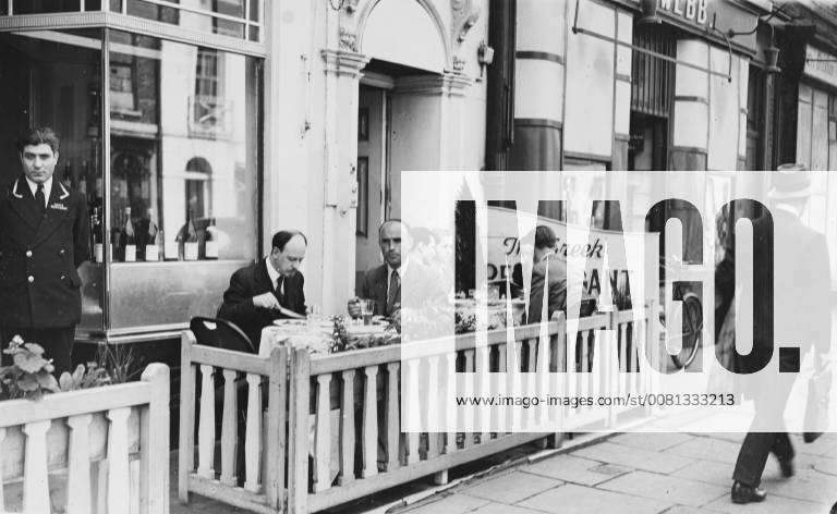 A Hot Summer S Day Revelas Al Fresco Dining In West End London England