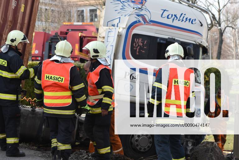 Lkw Kracht In Grundst Ck Fahrer Schwer Verletzt Uhr