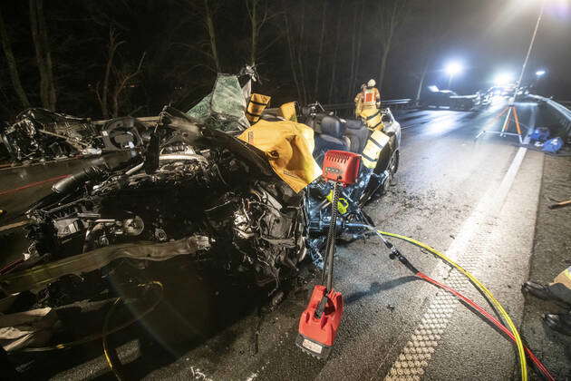 Zwei Tote Bei Frontalcrash Auf B Nahe Wehrheim Zwei Autofahrer Sind