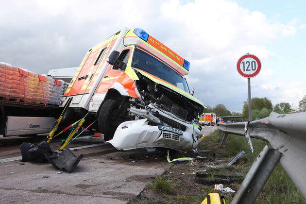 Lkw Kracht In Rettungswagen Zum Teil Schwer Verletzte Personen