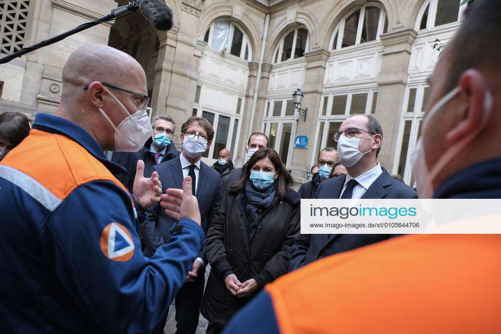 Le Premier Ministre Jean Castex Accompagne De La Maire De Paris Anne