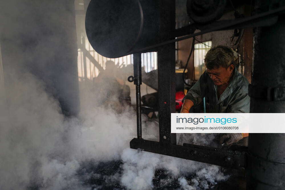 Klang Nov Tan Loon Chuan Stirs Coffee Beans