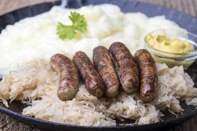 Nürnberger Würstchen mit Sauerkraut Nuremberg sausages with sauerkraut