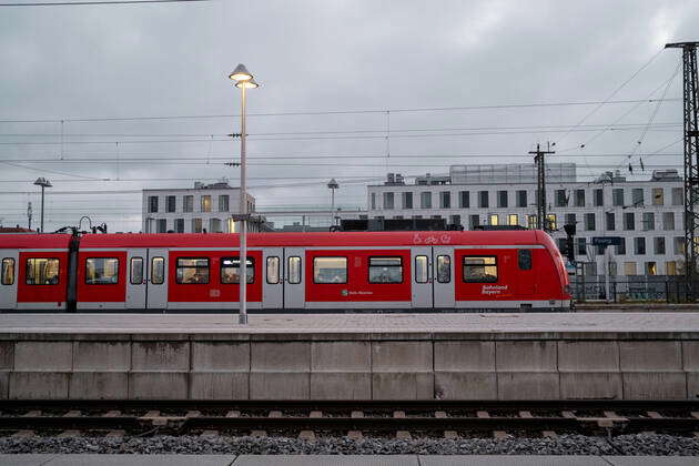 Pasing Train Station Platform Pasing Train Station People Waiting For