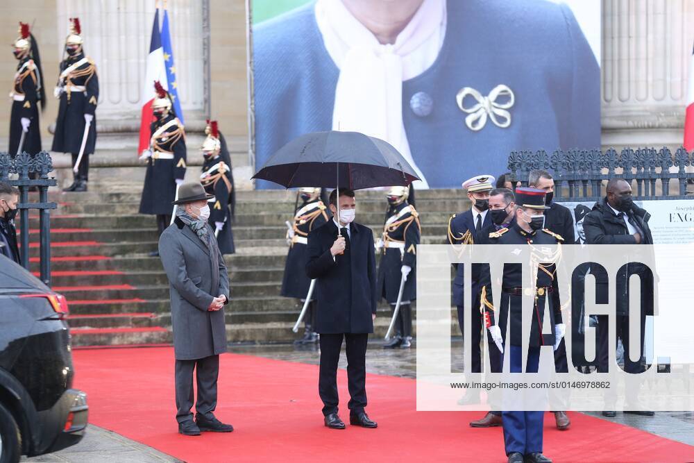 Le President De La Republique Emmanuel Macron Et Ursula Von Der Leyen