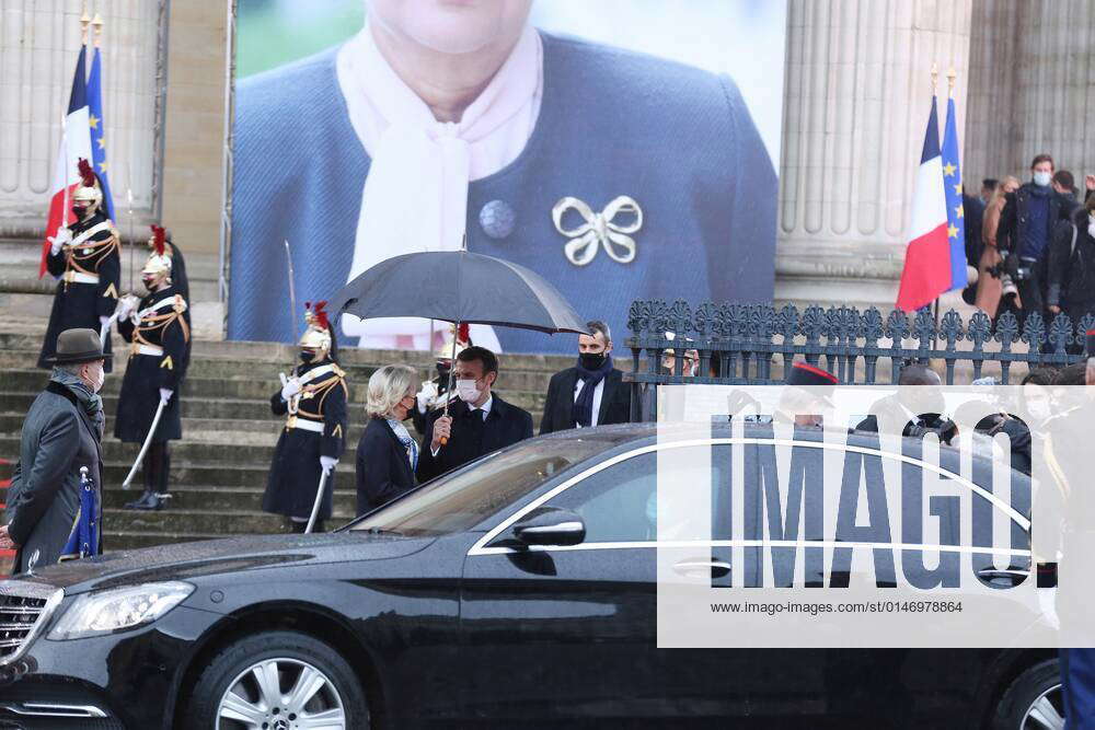 Le President De La Republique Emmanuel Macron Et Ursula Von Der Leyen