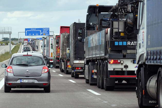 Magdeburg Saxony Anhalt Ger Lkw Stau Auf Der A In