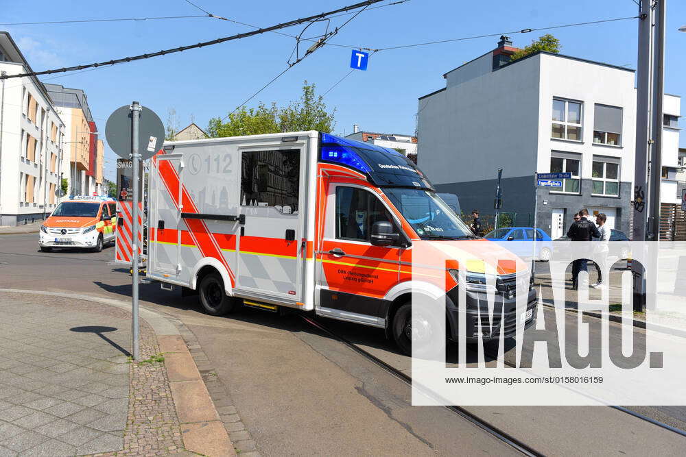 Leipzig Fahrradfahrer stößt mit Transporter zusammen Radfahrer