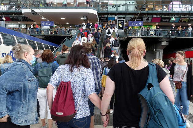 17 07 2022 Hamburg Hansestadt Hamburg GER Reisende Auf Einem