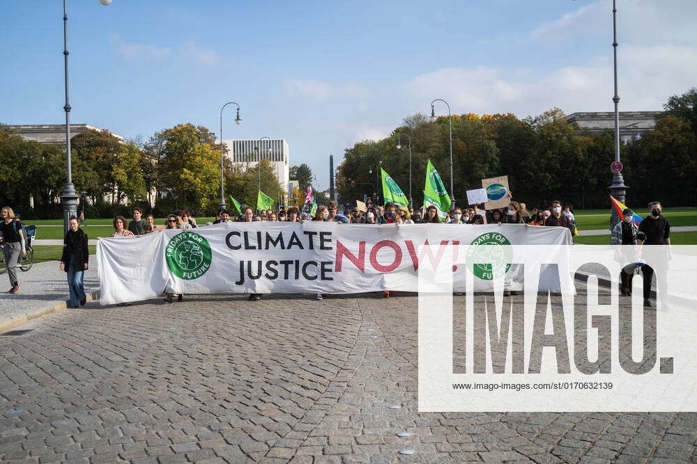 Fridays for Future Demonstration in München Teilnehmer innen mit Banner