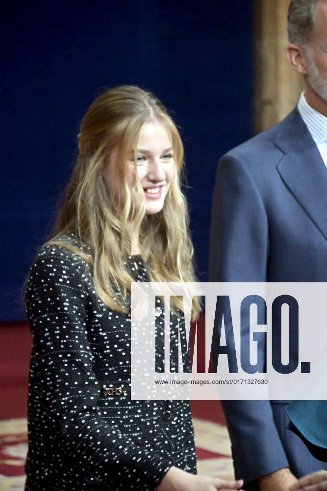 Spanish King Felipe Vi And Queen Letizia With Daughters Princess Of