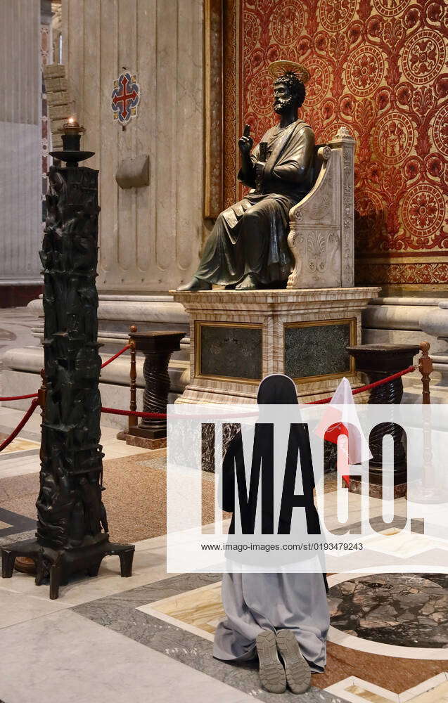 A Polish Nun Prays At St Peter S Statue Vatican City Vaticano