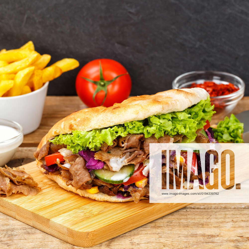 Döner Kebab Doner Kebap Fastfood Essen im Fladenbrot Menü mit Pommes